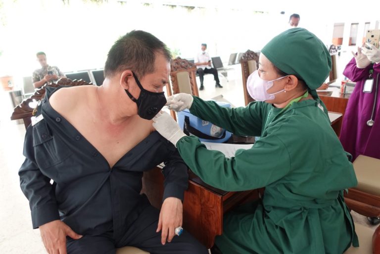 Wakil Ketua DPRD Banyuwangi mendapatkan vaksinasi dosis ketiga, Senin (31/1/2022) pagi/udi
