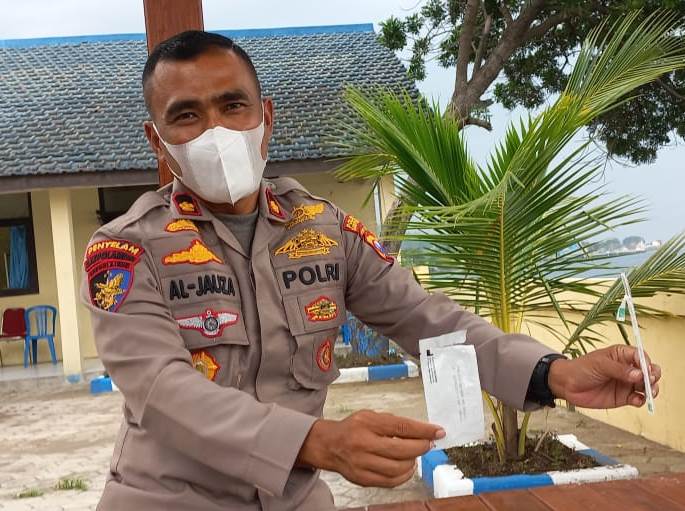 kasatpolair Kasatpolair Polresta Banyuwangi Kompol Jeni Al Jauza menunjukkan barang bukti plastik pembungkus rapid kit yang berserakan di perairan Selat Bali, Senin (31/1/2022) sore/udi.