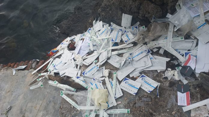 Limbah bekas alat swab dibuang sembarangan di pesisir Kapuran, Banyuwangi/ist