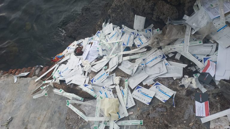 Limbah bekas alat swab dibuang sembarangan di pesisir Kapuran, Banyuwangi/ist