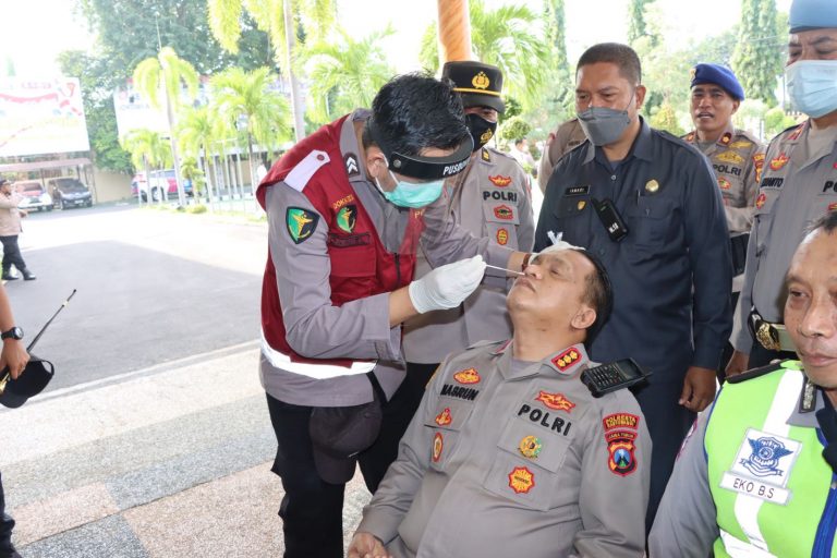 Kapolresta Banyuwangi Kombespol Nasrun Pasaribu bersama jajaran menjalani swab tes, Senin (31/1/2022).