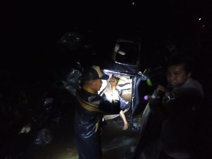 Petugas mengevakuasi korban dalam mobil yang terjun ke jurang di lereng Gujung Ijen, Banyuwangi, Selasa (1/2/2022) malam/ist
