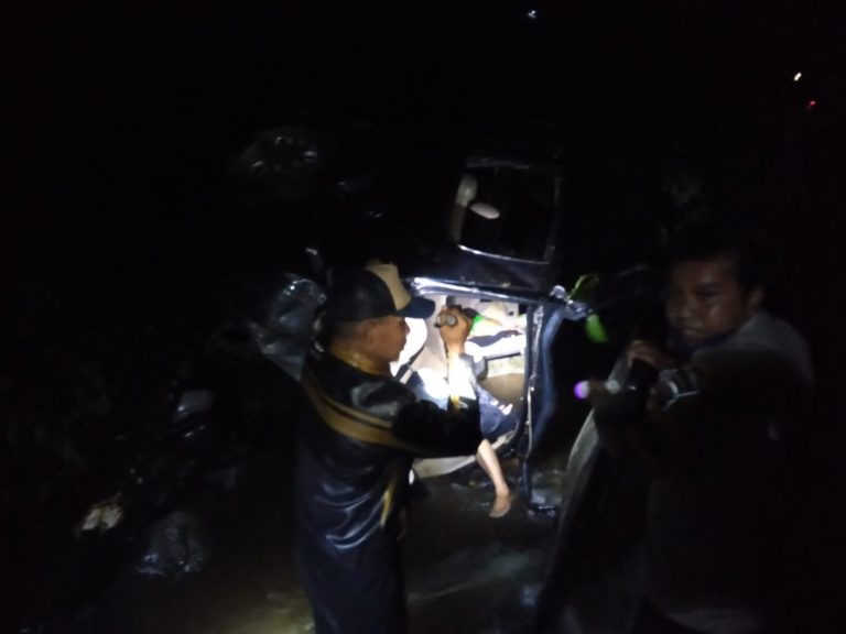 Petugas mengevakuasi korban dalam mobil yang terjun ke jurang di lereng Gujung Ijen, Banyuwangi, Selasa (1/2/2022) malam/ist