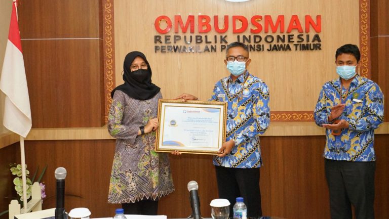 Bupati Banyuwangi Ipuk Fiestiandani menerima Penghargaan Kepatuhan Pelayanan Publik dari Ombudsman Jawa Timur/ist