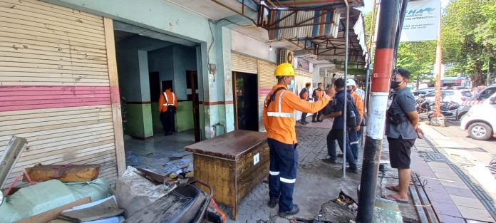 Petugas KAI Daop 9 Jember melakukan penertiban aset ruko di Pasar Karangrejo, Banyuwangi, Selasa (22/2/2022) siang.