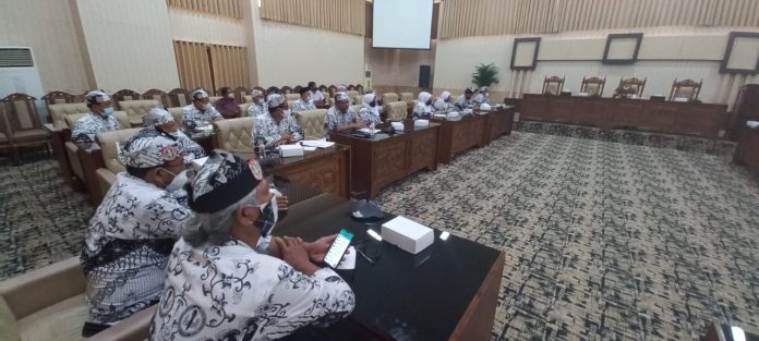 PGRI PGRI Banyuwangi mengeluhkan ancaman krisis guru di sekolah swasta akibat rekrutmen tenaga PPPK, Selasa (8/2/2022) siang/udi.