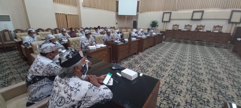 PGRI Banyuwangi mengeluhkan ancaman krisis guru di sekolah swasta akibat rekrutmen tenaga PPPK, Selasa (8/2/2022) siang/udi.