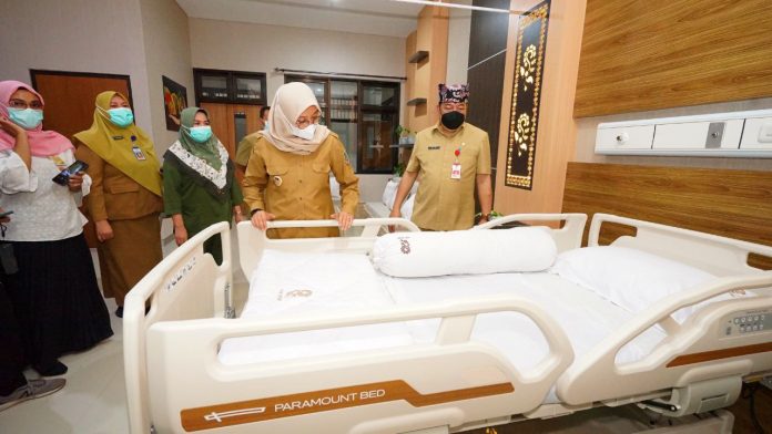 Bupati Banyuwangi Ipuk Fiestiandani mengecek kesiapan ruangan RSUD mengantisipasi lonjakan kasus Covid/dok.
