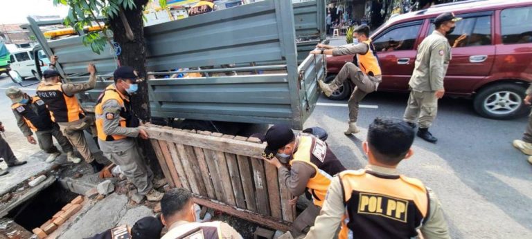 Kembalikan Fungsi Pedestrian, Satpol PP Tertibkan Pedagang Gembong di Pinggir Jalan