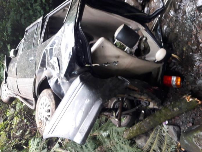 Kondisi mobil berisi satu keluarga yang terjun ke jurang di lereng Ijen, Banyuwangi, Rabu (2/2/2022) siang/ist.