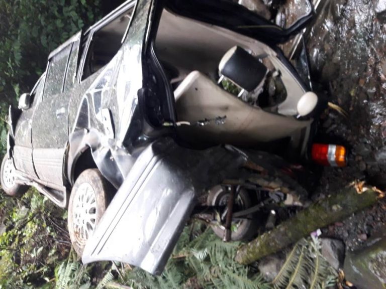 Kondisi mobil berisi satu keluarga yang terjun ke jurang di lereng Ijen, Banyuwangi, Rabu (2/2/2022) siang/ist.