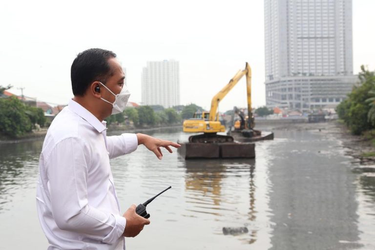 Pemkot Surabaya Keruk Bozem dan Sungai untuk Urai Genangan
