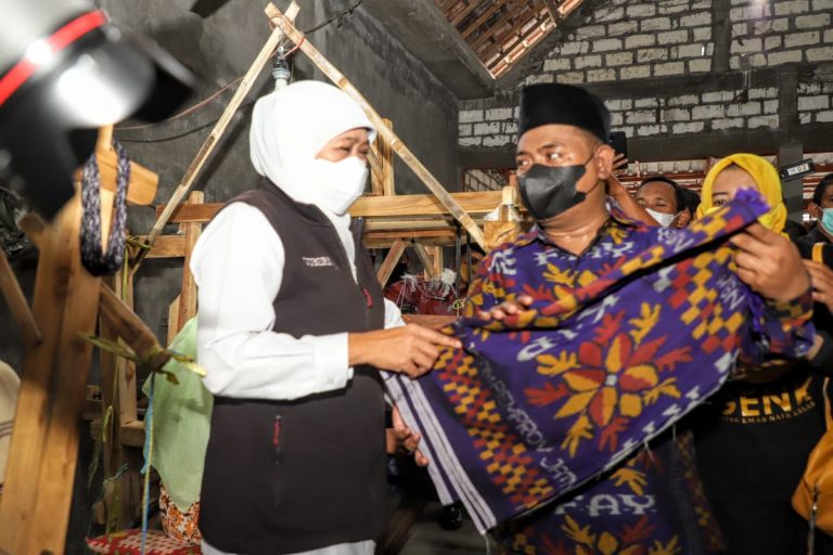Tinjau Desa Devisa Tenun di Wedani Gresik, Gubernur Khofifah, Optimis Jadi Pendorong Kesejahteraan Masyarakat