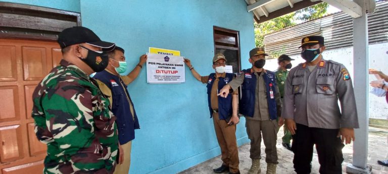 Satgas Covid Banyuwangi bersama Satpol PP menutup jasa rapid ilegal di sepanjang jalur Pelabuhan Ketapang, Senin (7/2/2022) lalu/udi.