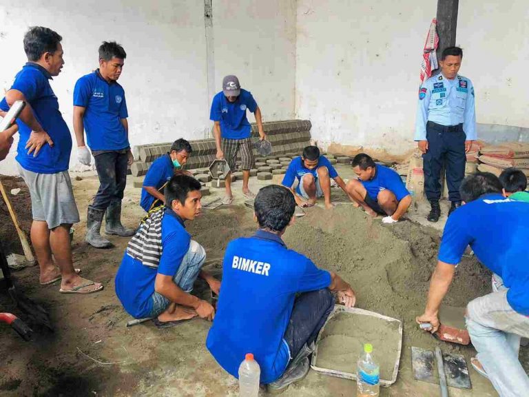 Lapas Pamekasan Ajari Eks Pecandu Narkotika Produksi Paving Blok