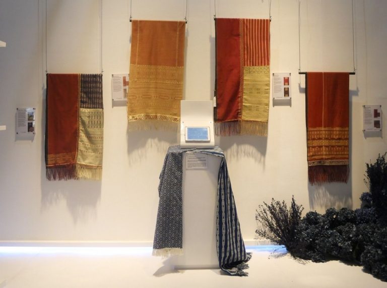 Ayooo…., Melihat Pameran Tenun Batak