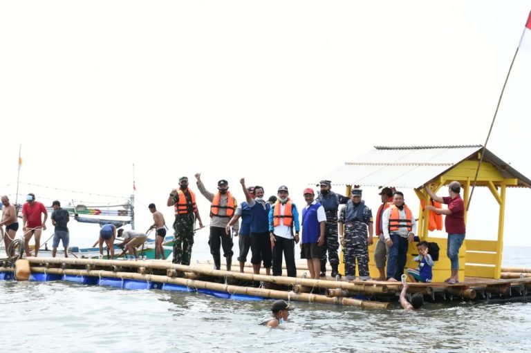 Babinsa Blimbingsari, Banyuwangi bersama warga nelayan membuka wisata pondok apung, Minggu (13/2/2022)