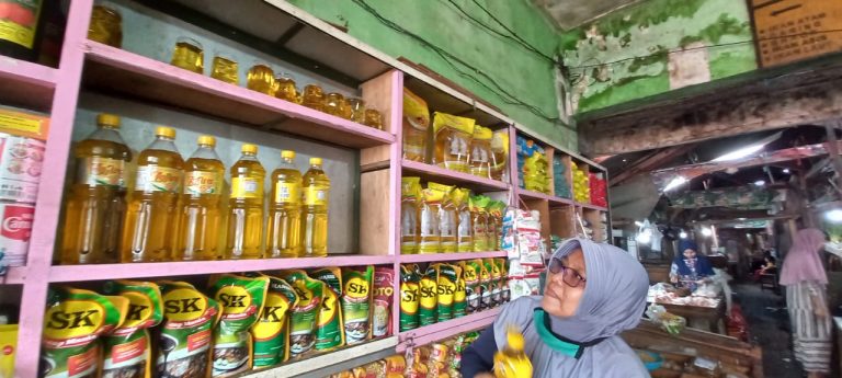 Pedagang di Pasar Banyuwangi menunjukkan stok minyak goreng yang makin langka, Selasa (15/2/2022) siang/udi.