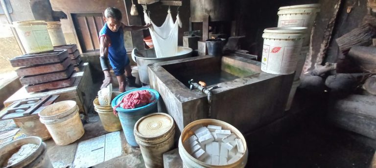 Perajin sedang membuat tahu di Lingkungan Pengantigan, Kecamatan Kota Banyuwangi, Banyuwangi, Selasa (15/2/2022)/udi.