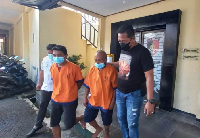 Dua tersangka penyelewengan pupuk bersubsidi diamankan ke Polresta Banyuwangi, Rabu (16/2/2022) siang.