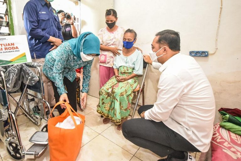 Lewati Gang Sempit, Wali Kota Bagikan 100 Kursi Roda kepada Penyandang Disabilitas