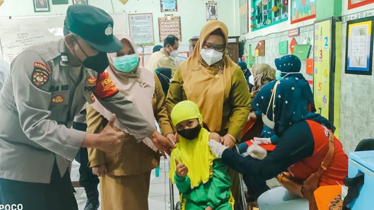 Wabup Tinjau Vaksinasi Anak di MI Manyar Gresik