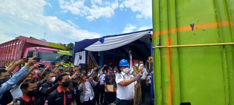 Dirjen Hubdat Kemenhub RI melakukan pemotongan dimensi truk Odol di Banyuwangi, Senin (7/2/2022) siang/udi.