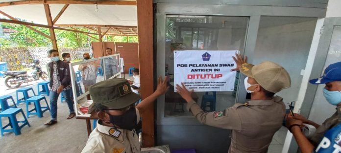 rapid ditertibkan Petugas Satpol PP Banyuwangi bersama Satgad Covid menutup jasa rapid ilegal di sekitar Pelabuhan Ketapang, Banyuwangi, Senin (7/2/2022) siang/udi.
