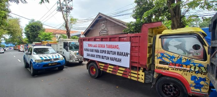 Puluhan armada truk diparkir di samping DPRD Banyuwangi dalam aksi protes penutupan galian C, Senin (14/2/2022) siang/udi.