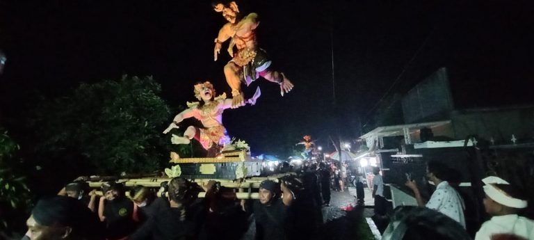 Sambut Nyepi, Umat Hindu Banyuwangi Gelar Ritual Tawur Kesanga Mengarak Ogoh-ogoh 