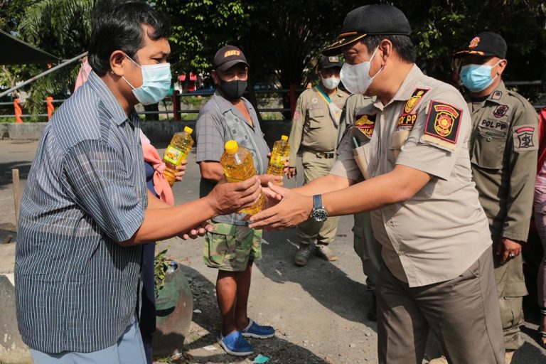 Satpol PP dan Satlinmas Surabaya Bagikan 2.550 Liter Migor Gratis pada Warga
