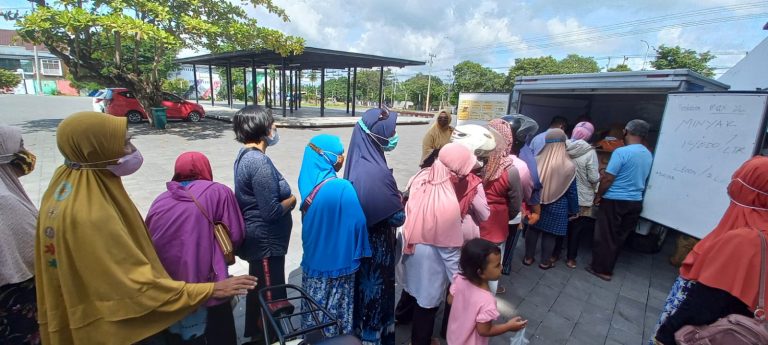 300 Liter Minyak Goreng Murah Ludes Diserbu Emak-emak