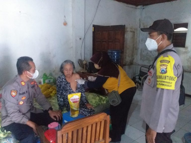 Usai Divaksin, Lansia di Banyuwangi Dihadiahi Minyak Goreng 