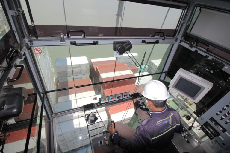 Layanan Terminal Peti Kemas Masih Lancar