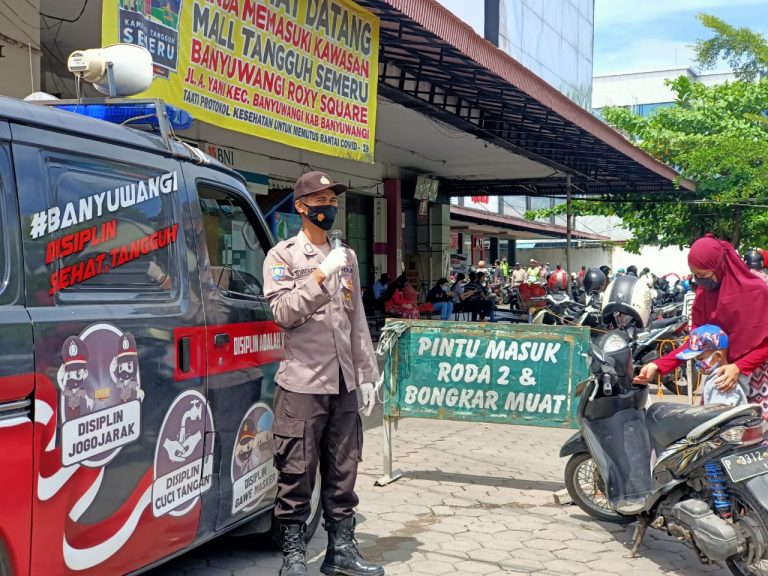 Cegah Kepanikan Kelangkaan Minyak Goreng, Polisi di Banyuwangi Blusukan ke Pasar
