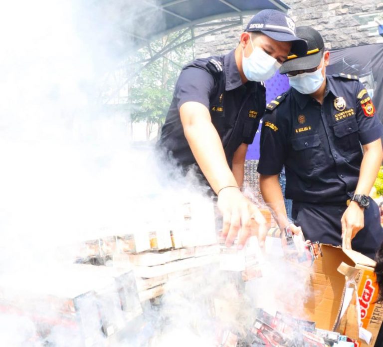 Ribuan Rokok dan Minuman Ilegal Dimusnahkan Bea Cukai Banyuwangi