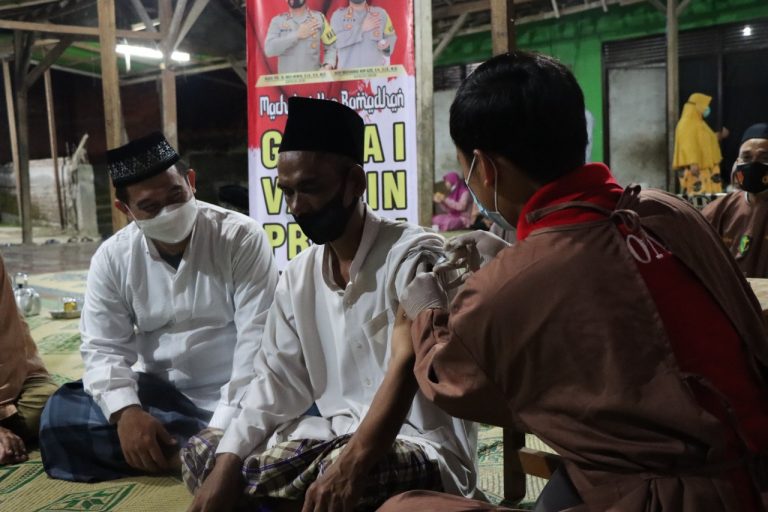Wujudkan Herd Immunity, Polres Gresik Vaksinasi Santri Usai Tarawih