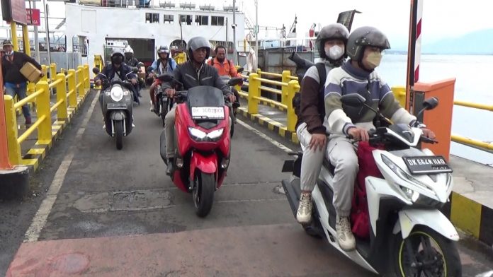 Pemudik dari Bali mulai mengalir di Pelabuhan Ketapang, Banyuwangi, Jumat (8/4/2022).