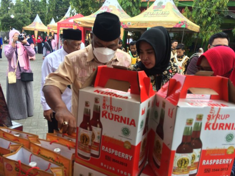 Hj Mimik Idayana Buka Bazar Murah di Desa Tropodo Waru