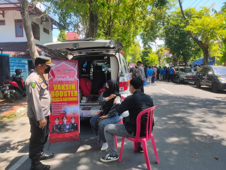 Sebelum Berdemo, Mahasiswa di Banyuwangi Ikut Vaksinasi Booster