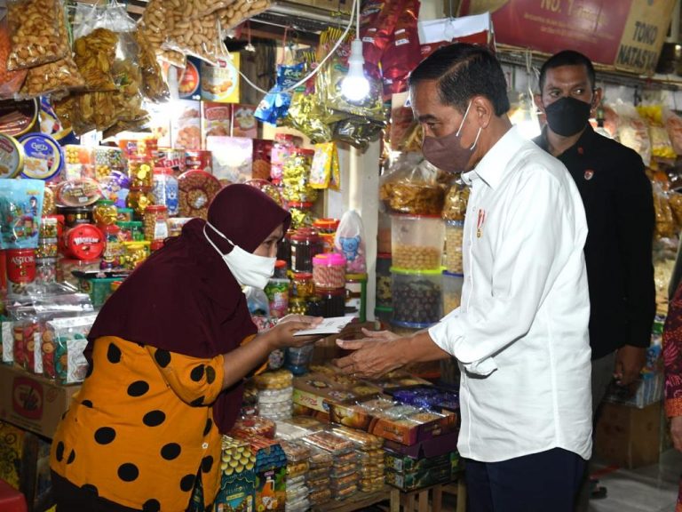 Presiden Jokowi Tinjau Kampung Nelayan Bulak Surabaya