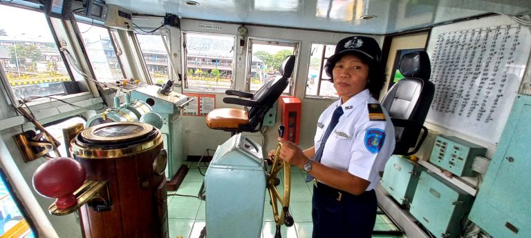 Santi Muriyana, Kartini Modern Penakluk Ganasnya Selat Bali  