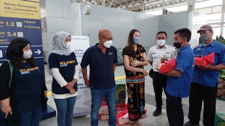 Peringati Kartini, Perempuan KBI Salurkan Bantuan untuk Porter