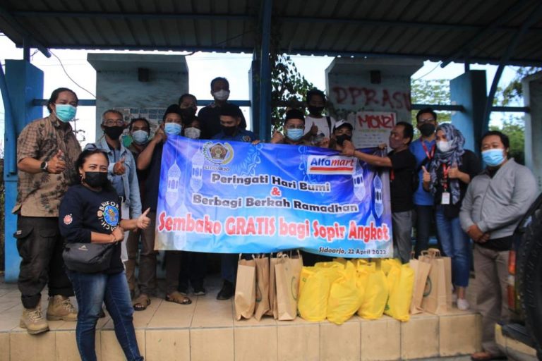 PWI Sidoarjo Bagikan Puluhan Paket Sembako