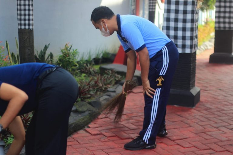 Ciptakan Lingkungan Sehat, Rutan Gresik Gelar Gotong Royong Kebersihan Lingkungan