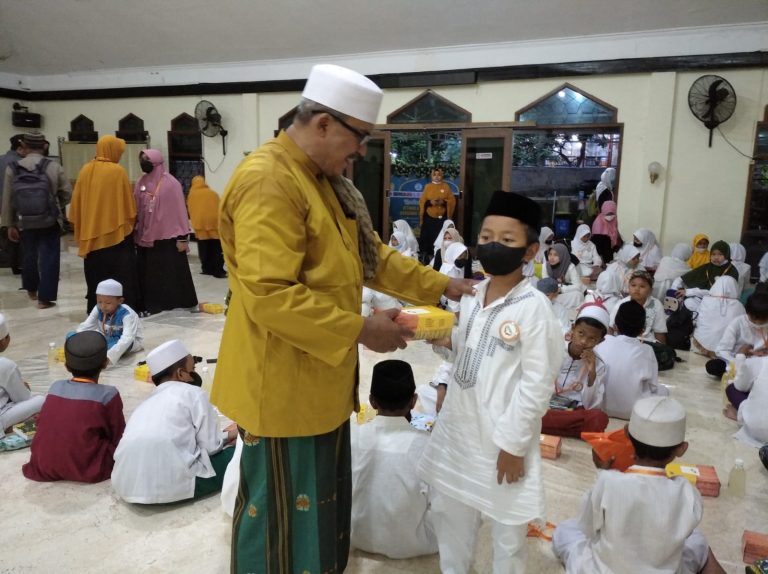 Masjid Assakiinah Putra Bangsa Gelar Buka Puasa dengan Yatim Piatu