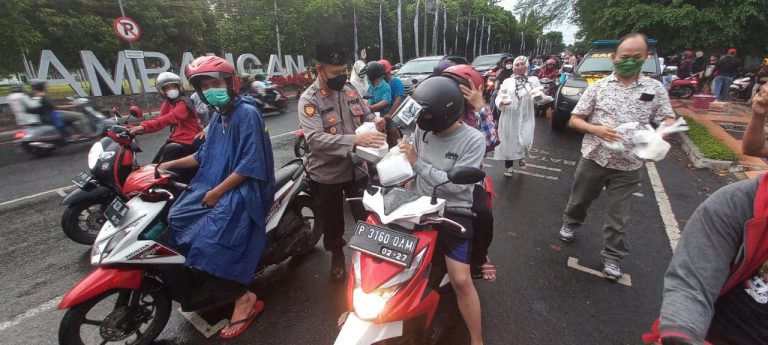 Sembari Amankan Pemudik, Polisi di Banyuwangi Bagikan Takjil Gratis ke Pengguna Jalan 