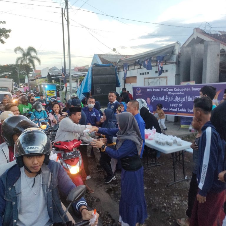 Akhiri Ramadhan, NasDem Banyuwangi Borong Takjil UMKM, lalu Dibagikan Gratis 