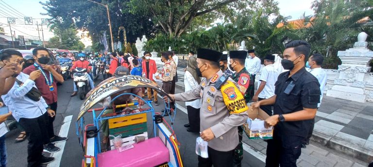 Forpimda Banyuwangi turun jalan membagikan 10.000 takjil, Selasa (12/4/2022) sore. Foto/udi.