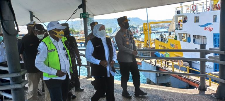 Bersama Kapolda dan Pangdam, Gubernur Jatim Cek Antrean di Pelabuhan Ketapang Banyuwangi